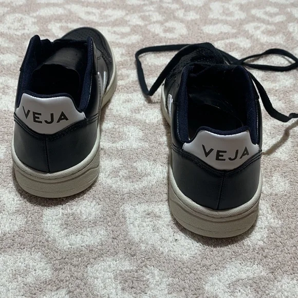 Veja V-10 Mesh Sneaker